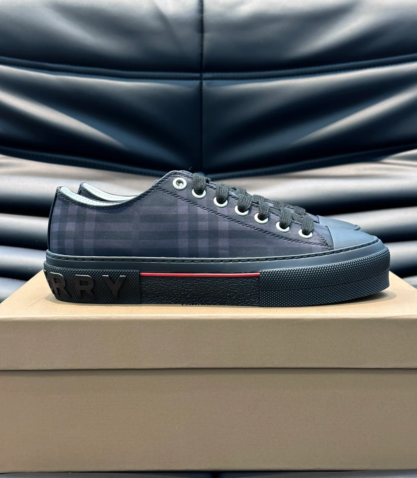 Men's shoes 💰p380 "BURBERR*" men's classic low-top sneakers, reinterpreted with Vintage retro plaid cotton material and decorated with a new brand logo. First-layer sheepskin lining, embossed Burberry lettering logo on the heel, T men's shoes 💰pU original outsole! Size: 38-44 (45 customized)